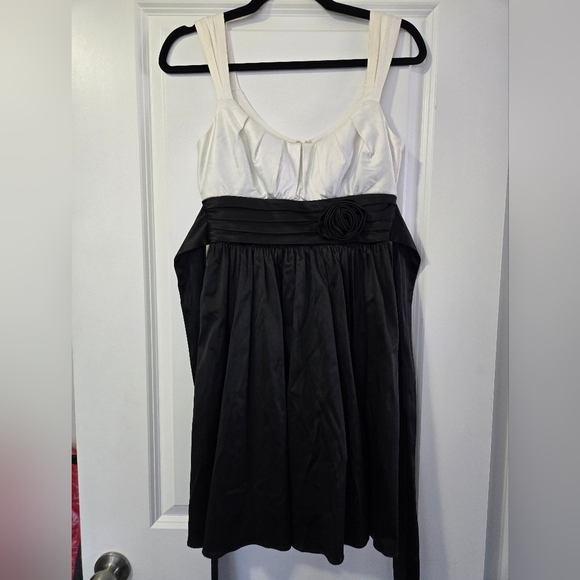 Size 3 White & Black Le Chateau A-line Formal Mini Dress - Picture 1 of 7